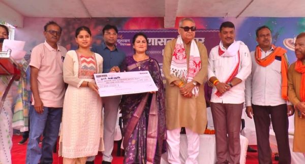 मजदूर की बेटी को सुशासन तिहार में मिली 20 हजार की मदद