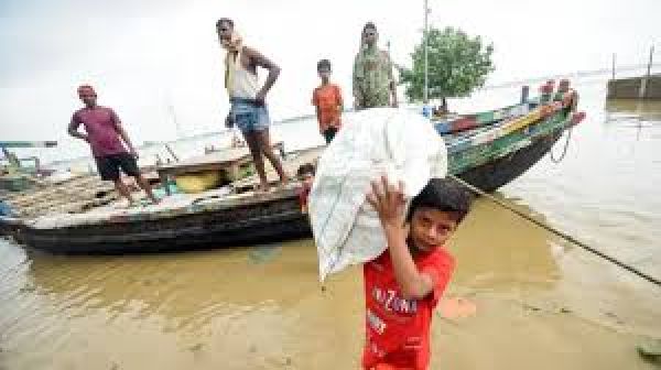 पटना में 14 लोगों को ले जा रही नाव पलटी, अब तक दो शव मिले