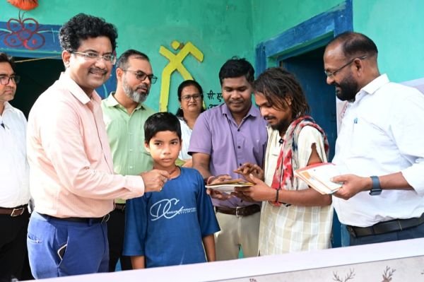 पीएम जनमन सड़क की ड्रिलिंग से जांच, जर्जर आश्रम देखकर भड़के प्रमुख सचिव