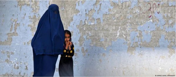 अफगानिस्तान में संकटों के बीच महिलाओं पर बढ़ती हिंसा