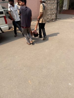 पेशी के लिए पहुंचे दो युवक भिड़े, एक का सिर फूटा