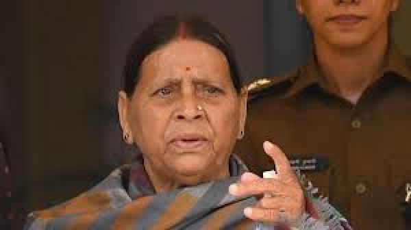 बिहार की पूर्व मुख्यमंत्री राबड़ी देवी बोलीं, 'ज़बरदस्ती हटाकर दिखाएं, मैं बंगला ख़ाली नहीं करूंगी'