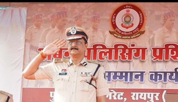 अर्बन पुलिसिंग प्रशिक्षण में सफल आरक्षकों का मार्च पास्ट एवं प्रशस्ति पत्र वितरित किए कमिश्नर ने