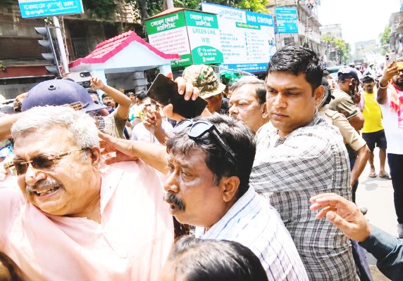 अभिषेक बनर्जी के बाद टीएमसी सांसद कल्याण बनर्जी पर हमला, सिर पर लगी चोट