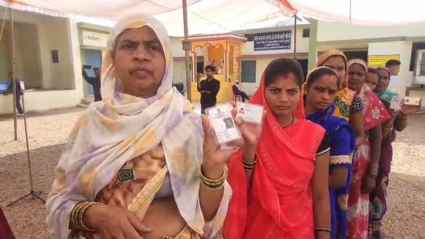 घुमका नपं चुनाव : अध्यक्ष-पार्षदों के लिए दोपहर तक 50 फीसदी पड़े वोट