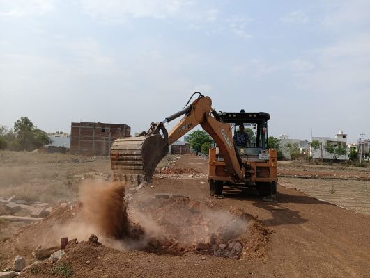 भाठागांव पहलवान वाटिका में अवैध प्लाटिंग पर चला जेसीबी 
