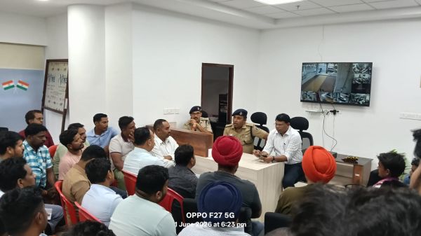 पुलिस ने ढाबा संचालकों को दी कड़ी ताकीद- समय पर बंद करना होगा 