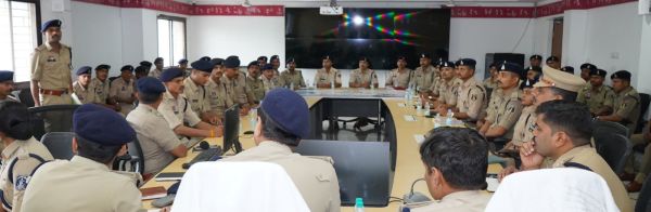 प्रशिक्षु एस‌आई  कमिश्नर डॉ शुक्ला की ब्रीफिंग उपरांत थानों में तैनात 