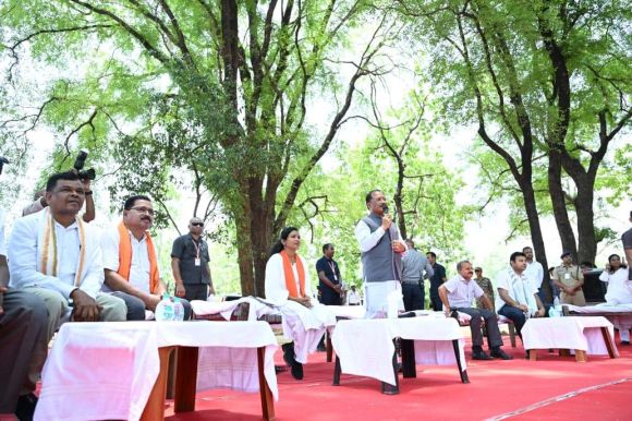 कोण्डापल्ली पहुंचे सीएम, जनचौपाल में सुनीं ग्रामीणों की समस्याएं, जनता से किया सीधा संवाद