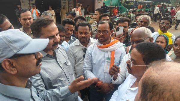 ओवरलोड वाहनों के विरोध में चक्काजाम, गाडिय़ों की लंबी कतारें