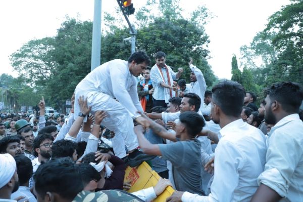 नीट मुद्दे पर उग्र प्रदर्शन, मंत्री के बंगले घेराव के दौरान लाठीचार्ज,6 घायल, दर्जनभर हिरासत में