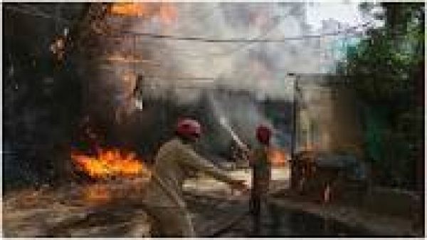 दिल्ली अग्निकांड: गद्दा कारोबारी ने दो लाख रुपये के गद्दे रजाई बिछाकर बचाईं आठ जानें