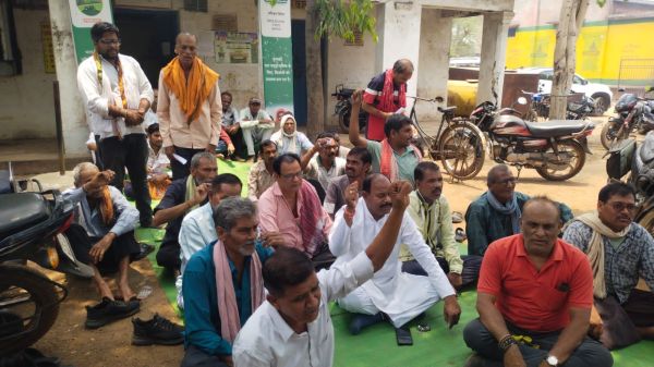 खाद संकट : सिलयारी में किसानों का प्रदर्शन, आंदोलन की चेतावनी