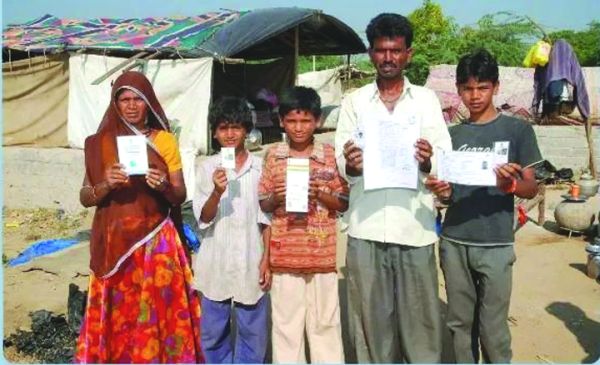 पेंशन हितग्राहियों के लिए बैंक खाते से आधार  और मोबाइल नंबर लिंक कराना अनिवार्य