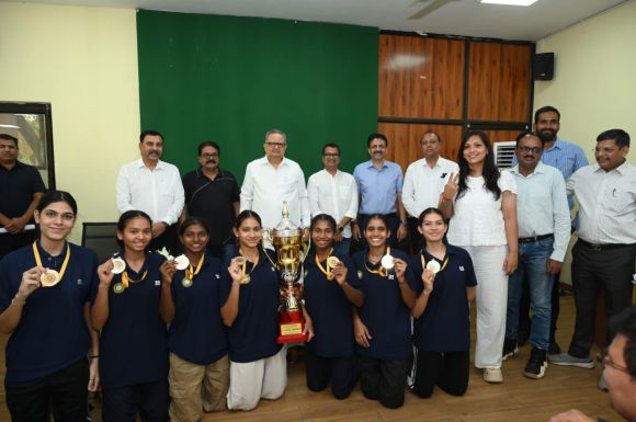 11 वर्ष बाद स्वर्णिम सफलता: जूनियर नेशनल बास्केटबॉल चैंपियन टीम का डॉ. सिंह ने किया सम्मान