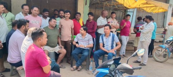 सीएमओ पर दुर्व्यवहार का आरोप, कारोबारियों की हड़ताल