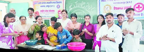 सीड बॉल, हरित आवरण, कचरा रीसाइक्लिंग और पक्षियों के सकोरों से मना पर्यावरण दिवस