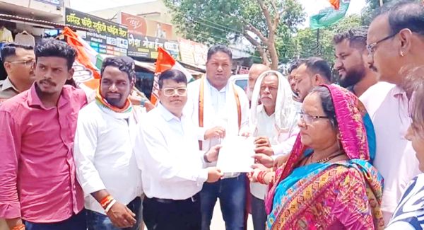 सीएम के दौरे से पहले कांग्रेस का प्रदर्शन, कार्यकर्ताओं को रोककर तहसीलदार ने लिया ज्ञापन