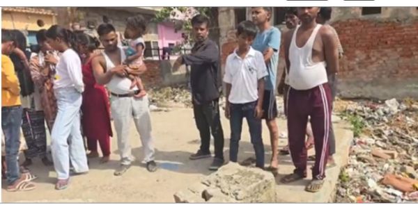 दिल्ली: जर्जर शौचालय का ढांचा गिरने से 7 वर्षीय बच्ची की मौत, स्थानीय लोगों में आक्रोश 