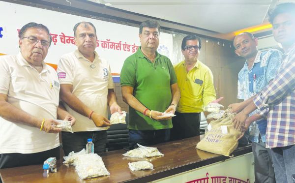 चिल्हर दिक्कत दूर करने व्यापारिक एसोसियेशनों को चेंबर-आईसीआईसीआई का चिल्हर वितरण