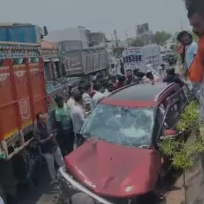 एक कार और ट्रक भिड़े कोई हताहत नहीं 