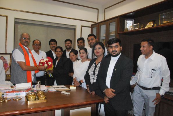 रायपुर अधिवक्ता संघ के पदाधिकारियों ने सांसद अग्रवाल से की मुलाकात