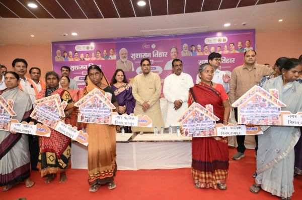 सुशासन शिविर, 5 महिलाओं को पीएम आवास की चाबी सौंपा मूणत ने 