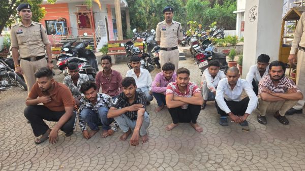 7 तस्करों से 41 किलो गांजा,36 कोचियों से 53 लीटर शराब जब्त 