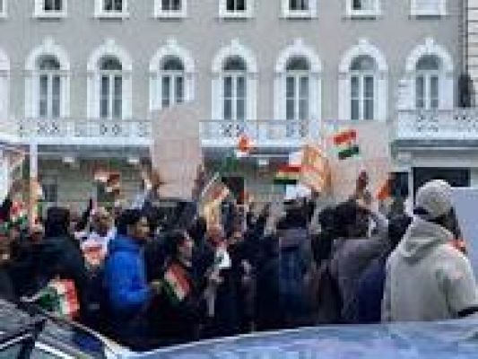 पीओके में बर्बरता: ब्रिटेन में पाक वाणिज्य दूतावास के सामने विरोध प्रदर्शन