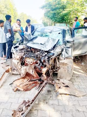 ट्रक से टकराई कार, शिक्षा मंत्री के भांजे समेत 4 गंभीर