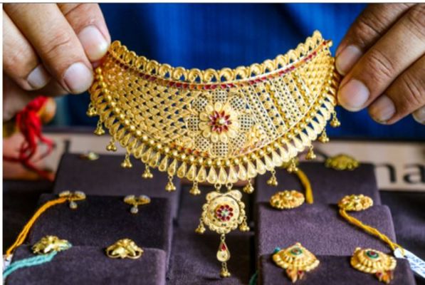 अमेरिका-ईरान तनाव बढ़ने से कीमती धातुओं में गिरावट, एमसीएक्स पर सोना 1.46 लाख रुपए के करीब, चांदी 0.47 प्रतिशत फिसली