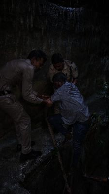 तेज बारिश के बीच गंज पुलिस बनी सहारा, नाले में गिरे अर्धविक्षिप्त को सुरक्षित निकाला