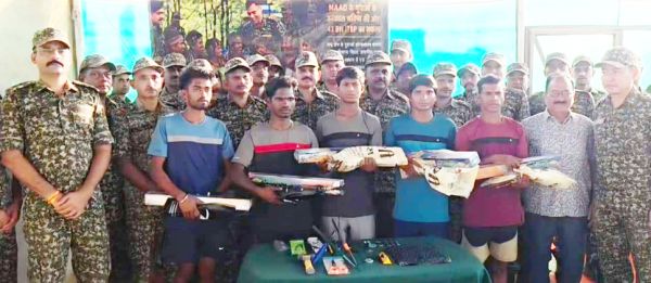 कभी नक्सलियों के डर से गांव से बाहर नहीं निकले, अब पहली बार देखा सिनेमा और स्विमिंग पूल