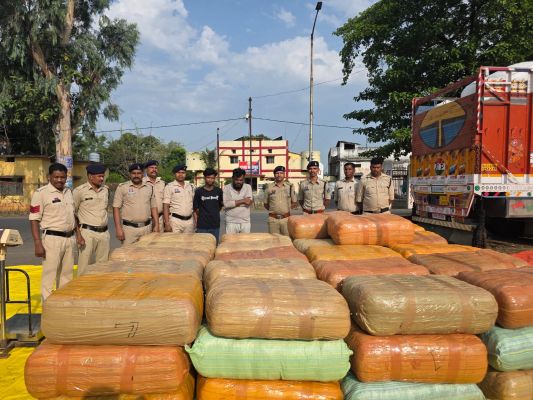 साढ़े 10 करोड़ का गांजा और 16 चक्का ट्रक जब्त
