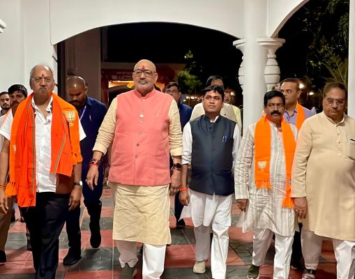 भाजपा कार्यालय पहुंचे गिरिराज सिंह