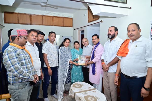 आधी रात तक घर-घर पहुंचे केंद्रीय मंत्री साहू, 35 परिवारों से संवाद कर गिनाईं 12 वर्षों की उपलब्धियां