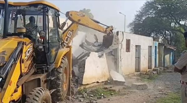 17 अवैध मकानों पर चला बुलडोजर
