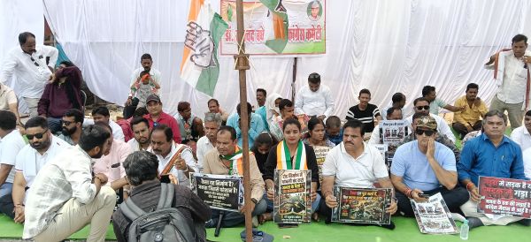 भाठागांव रोड निर्माण में देरी के विरोध में कांग्रेस का प्रदर्शन 