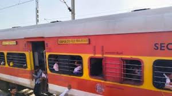खजुराहो-उदयपुर सिटी एक्सप्रेस की चैन पुलिंग के बाद हादसा, चार यात्रियों की मौत की आशंका