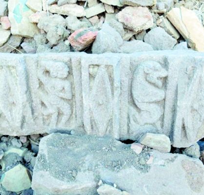 बम्हनी में डेढ़ हजार साल पुराने आमलक-द्वारपाल की प्रतिमाएं, नक्काशीदार स्तंभ