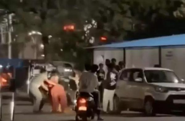महिला चीखती रही, युवक बाल पकड़कर घसीटते रहे युवक, भीड़ देखती रही!