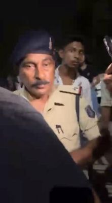 सिपाहियों और युवकों के बीच विवाद, पुलिस की सफाई 