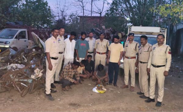 चोरी का रेलवे कबाड़ बरामद, सात आरोपी गिरफ्तार