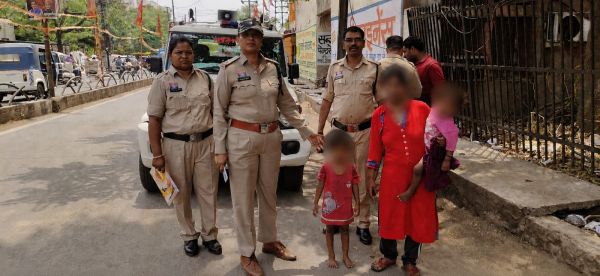 पिंक पेट्रोल यूनिट ने बिछड़े मासूम को अपनी मां से मिला