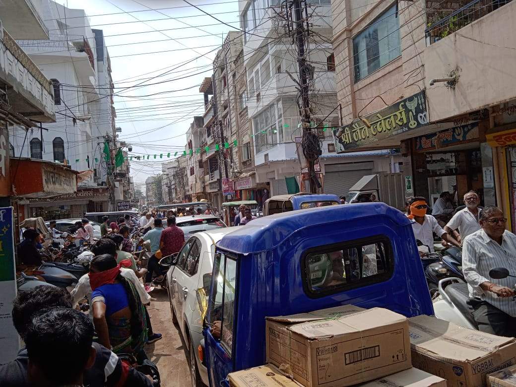 अव्यवस्था से बाजारों में लग रहा जाम