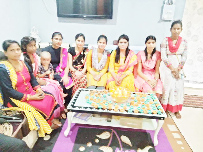 गोबर से बनाये फ्लोटिंग दीये, इंग्लैंड-कनाडा भी भेज रहे