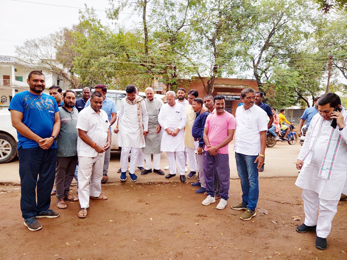 अचानक कसडोल पहुंचे पीसीसी अध्यक्ष मरकाम कांग्रेसियों ने किया स्वागत, कुशलक्षेम जाना अचानक कसडोल पहुंचे पीसीसी अध्यक्ष मरकाम कांग्रेसियों ने किया स्वागत, कुशलक्षेम जाना