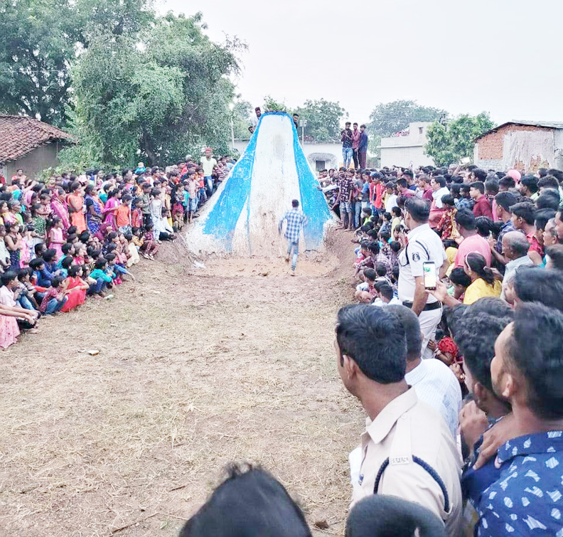विधायक के गृह ग्राम बालपुर में गढ़ जीत कर मनाया दशहरा विधायक के गृह ग्राम बालपुर में गढ़ जीत कर मनाया दशहरा