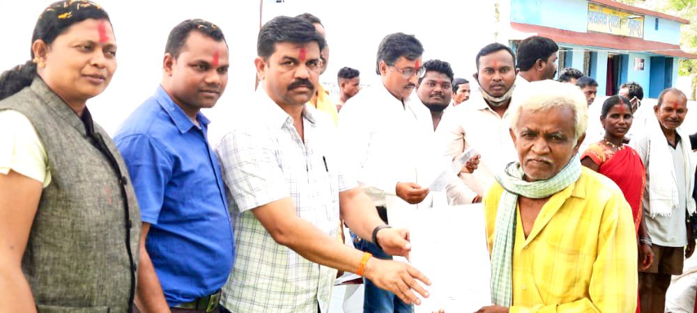 चौपाल में विधायक विक्रम ने सुनी ग्रामीणों की समस्याएं