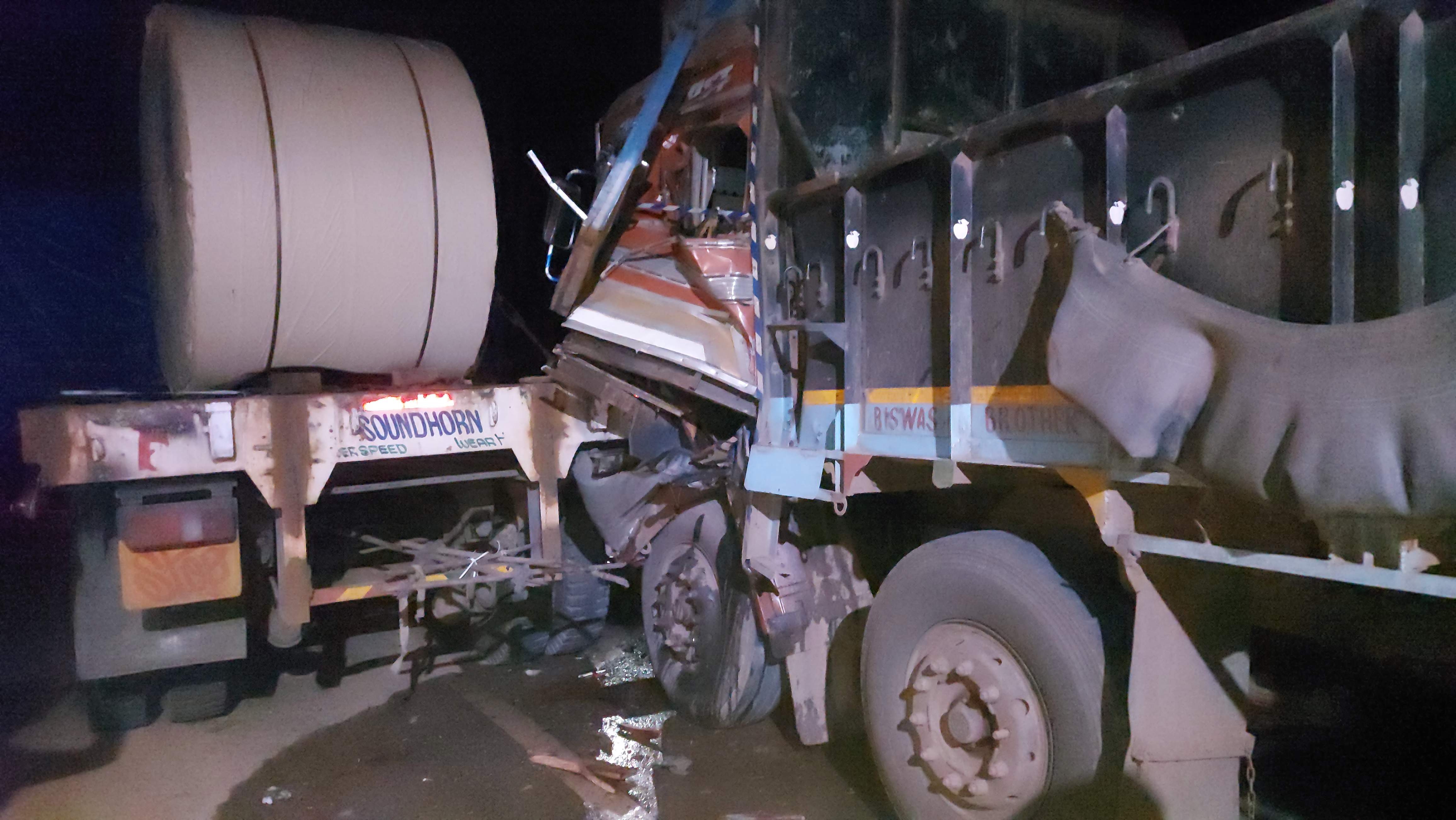 ट्रक पलटा, लगातार तीसरी रात भी केशकाल घाटी जाम